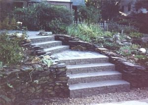 Wall stone steps with landing.jpg (46131 bytes)